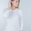 Sweter w drobne warkocze biały