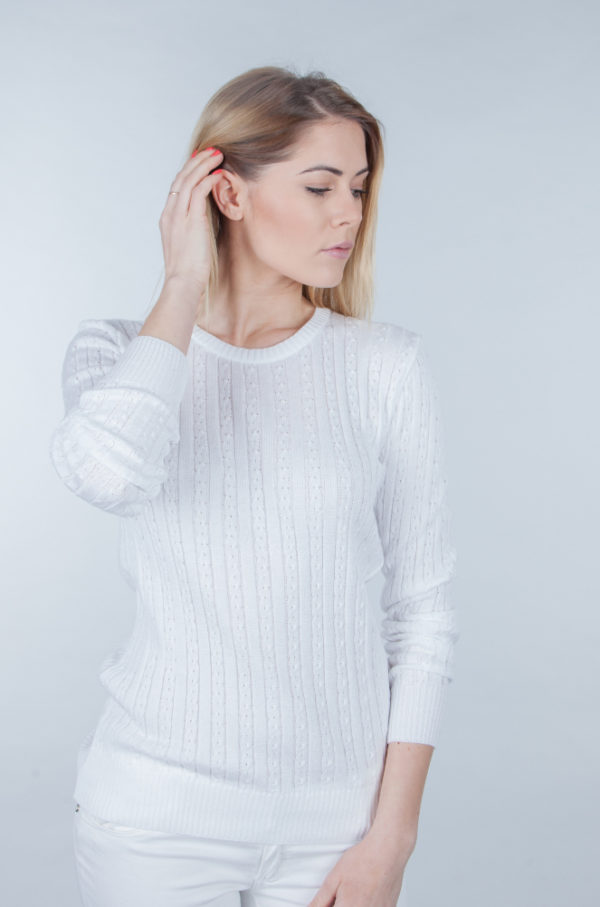 Sweter w drobne warkocze biały
