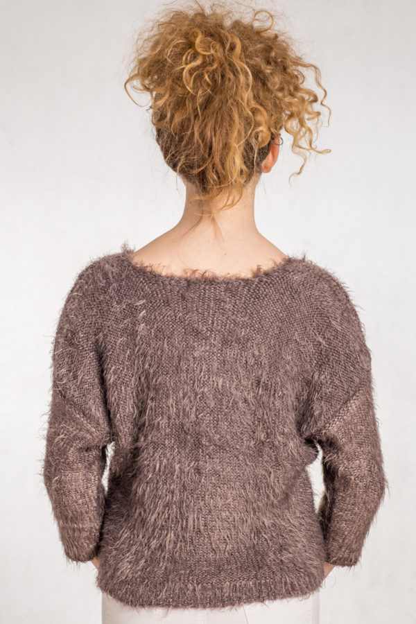 Włochaty sweter z dekoltem w serek brązowy