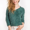 Włochaty sweter z dekoltem w serek zielony