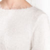 Włochaty sweter taliowany biały